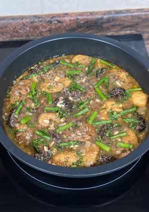 Una foto de Patatas a la importancia con morcilla de Burgos y salsa de jengibre, cerveza y limón con trigueros