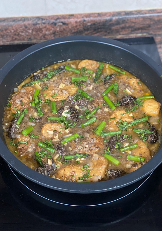 Una foto de Patatas a la importancia con morcilla de Burgos y salsa de jengibre, cerveza y limón con trigueros