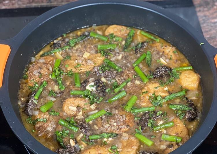 Patatas a la importancia con morcilla de Burgos y salsa de jengibre, cerveza y limón con trigueros