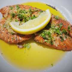 รูปของ Pan Seared Salmon with Garlic Lemon Butter Sauce