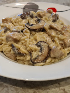 Una foto de Risotto de pollo y champiñones con nata