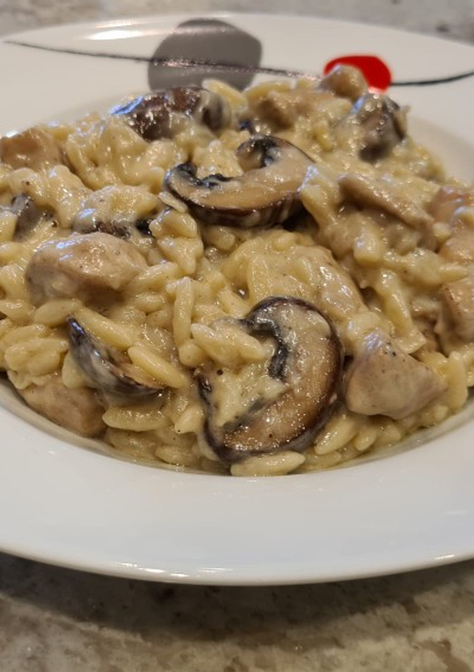 Una foto de Risotto de pollo y champiñones con nata