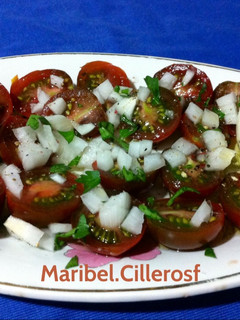 Una foto de Tomatitos Kumato en ensalada