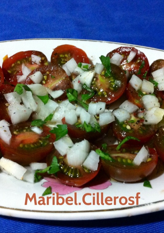 Una foto de Tomatitos Kumato en ensalada