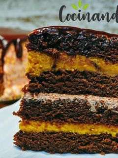 Una foto de Tarta de chocolate y calabaza con doble relleno