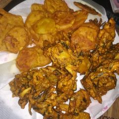 A picture of Palak pakora and potato pakora.