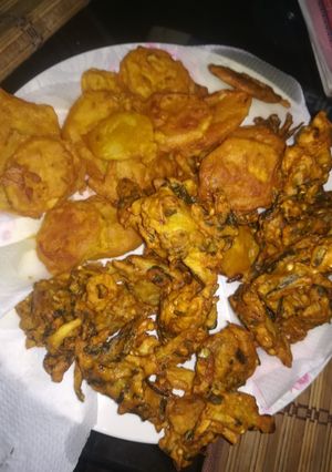 A picture of Palak pakora and potato pakora.