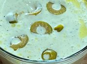 Una foto de crema de aceitunas para untar