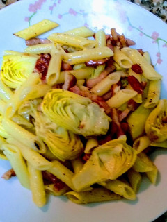 Una foto de Pasta con alcachofas y bacon