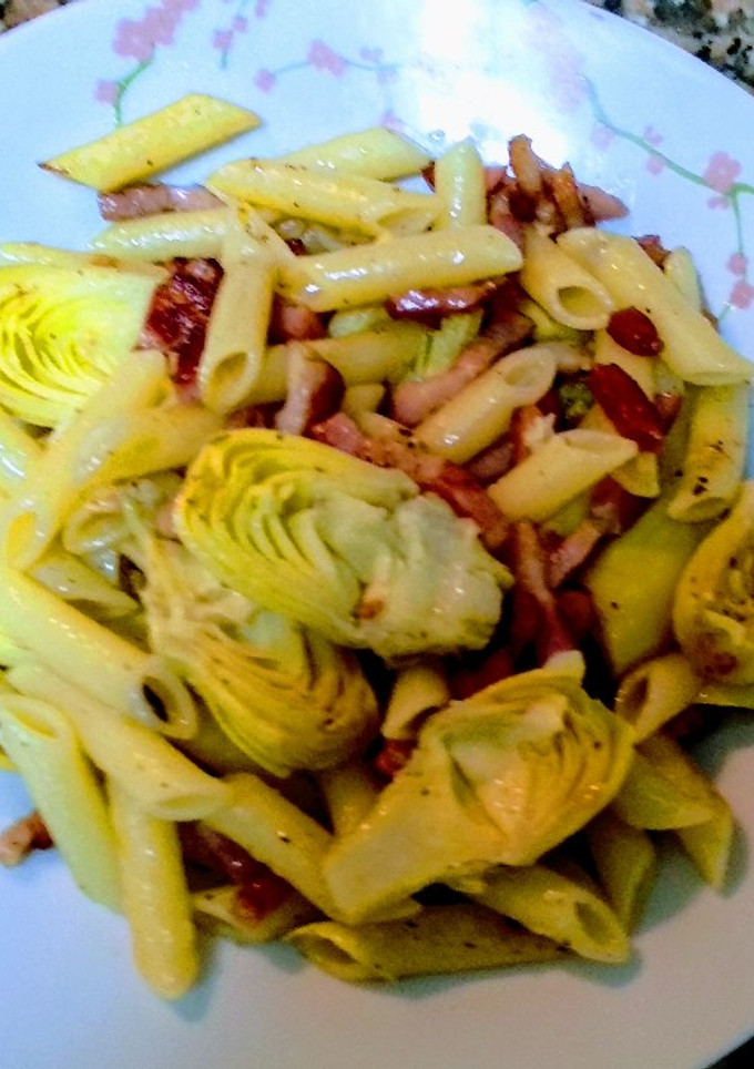 Una foto de Pasta con alcachofas y bacon
