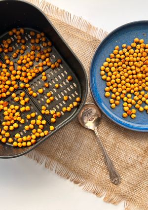 Une photo de Pois chiches grillés et croustillants à l’air fryer