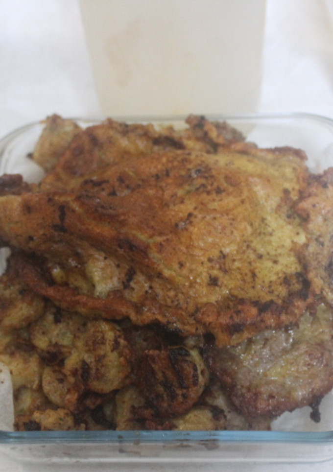 Una foto de Cabezada de cerdo y rodajas de plátano rebozadas