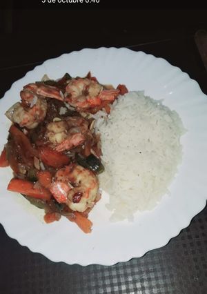 Una foto de Camarones con verduras ! Acompañado de arroz
