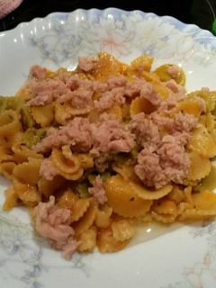 Una foto de Hélices de salsa de tomate con atún 🍝🍴