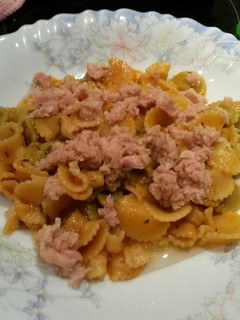 Una foto de Hélices de salsa de tomate con atún 🍝🍴