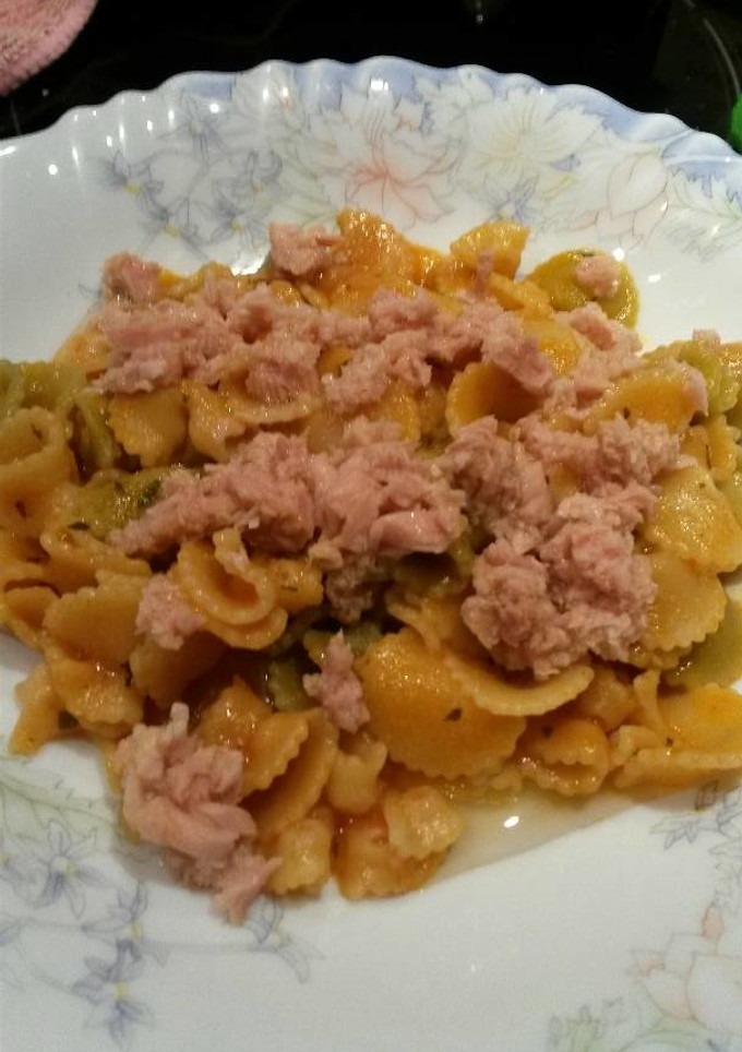 Una foto de Hélices de salsa de tomate con atún 🍝🍴