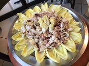 Une photo de endives et noix