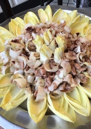 Une photo de Salade d endives au thon et tomates séchées sauce noix et framboise