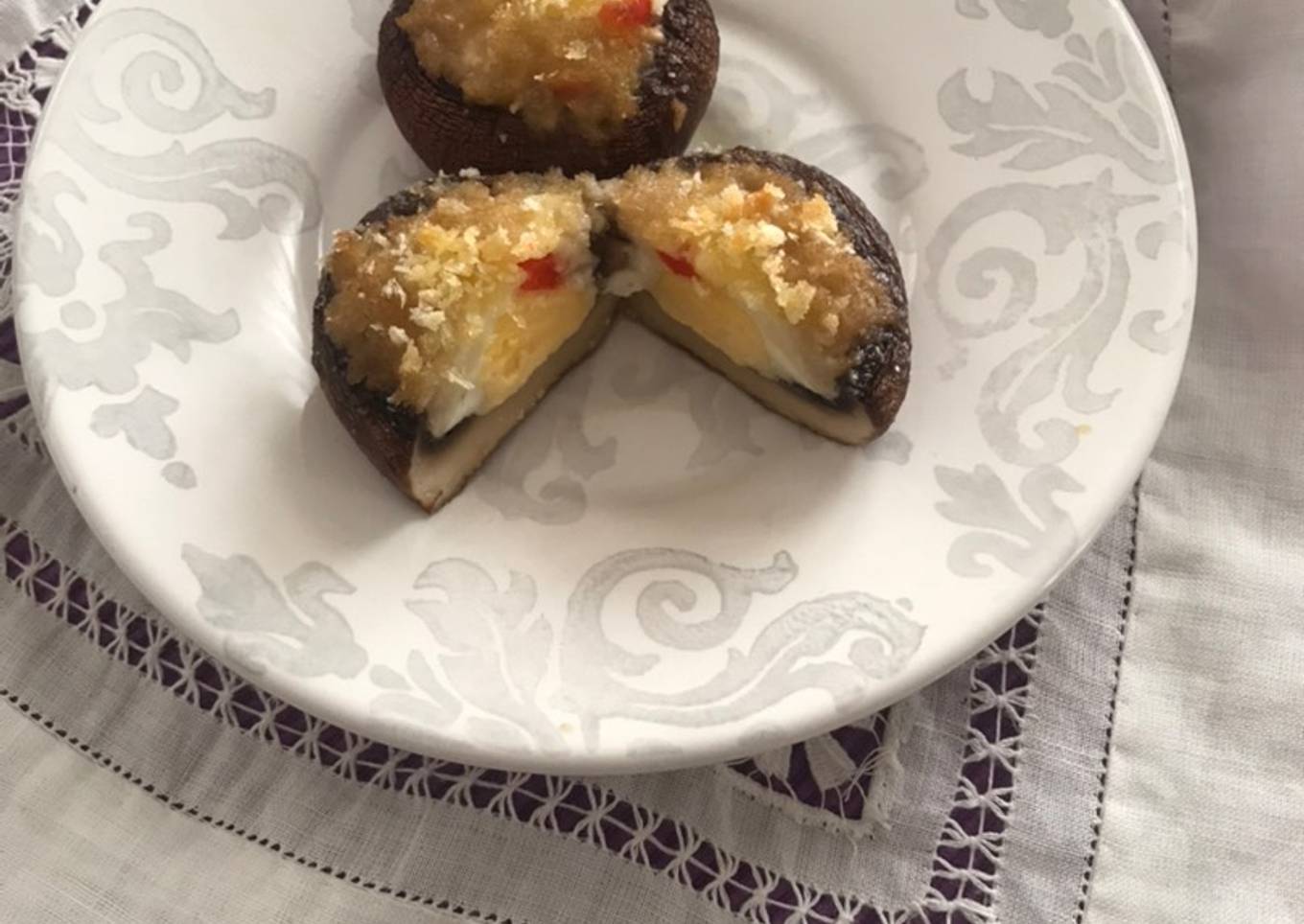 Champiñones Portobello rellenos de huevo de codorniz y queso feta griego