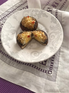 Una foto de Champiñones Portobello rellenos de huevo de codorniz y queso feta griego