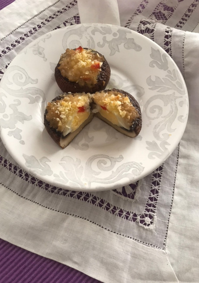 Una foto de Champiñones Portobello rellenos de huevo de codorniz y queso feta griego