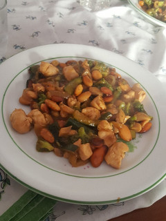 Una foto de Pollo con almendras y verduras
