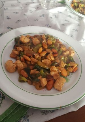 Una foto de Pollo con almendras y verduras