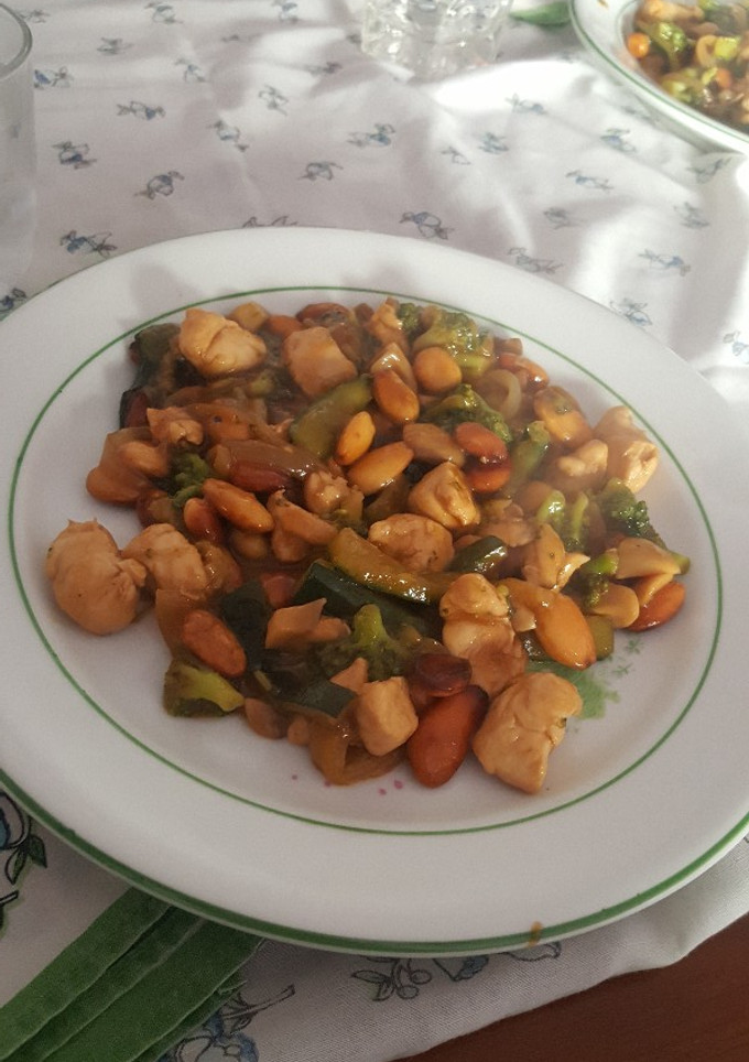 Una foto de Pollo con almendras y verduras