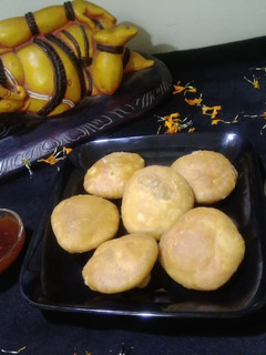 खस्ता कचौड़ी (Khasta Kachori Recipe in Hindi) रेसिपी मुख्य फोटो