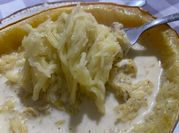 Una foto de tallarines con crema