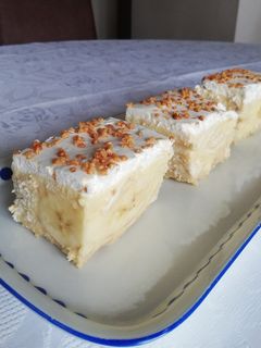 Pudingos banános kekszes sütemény recept fotója