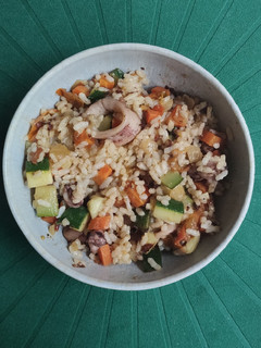 Una foto de Chipirones con verduras y arroz