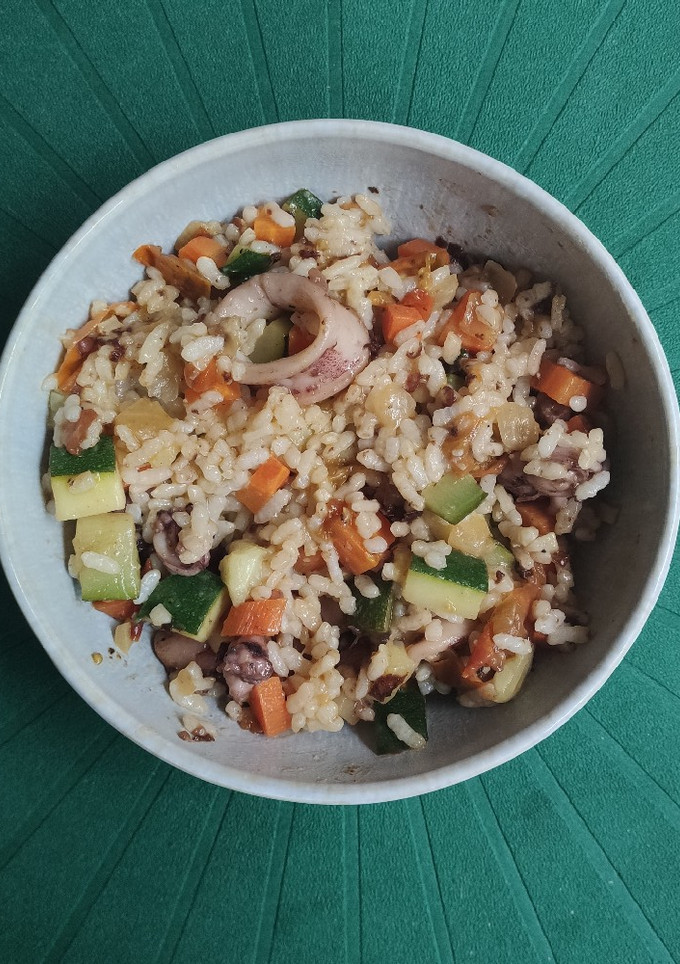 Una foto de Chipirones con verduras y arroz