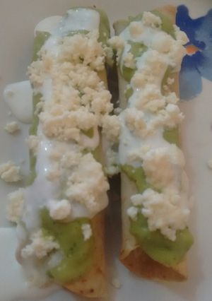 Una foto de Tacos dorados de papa