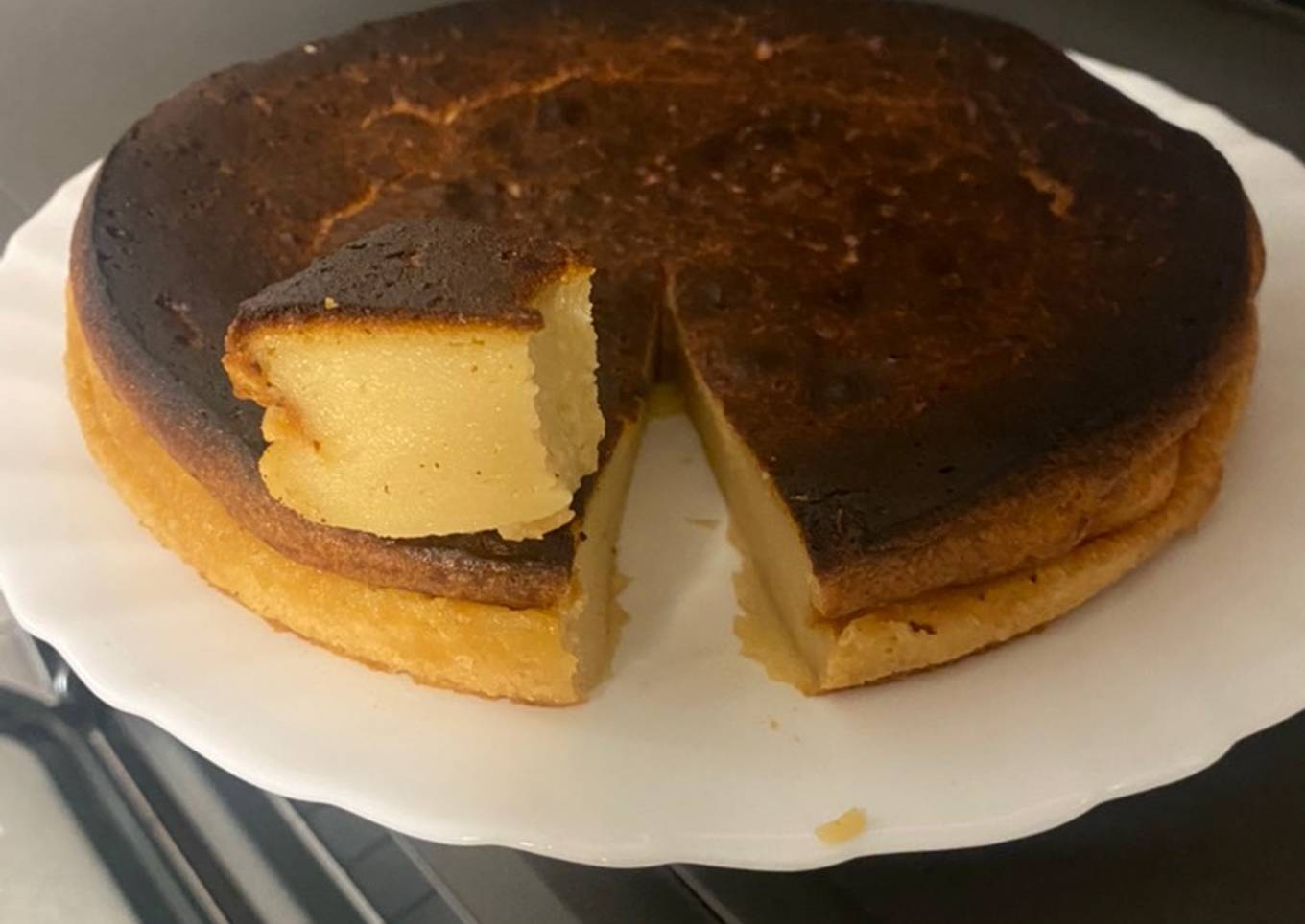 Quesada pasiega con zumo de lima