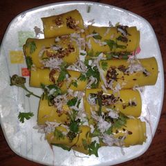 A picture of Khandvi.