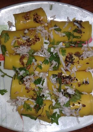 A picture of Khandvi.