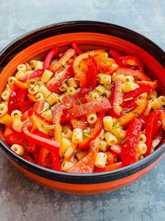 Foto di Insalata di pasta alla salvia, origano e verdure