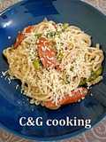Udon με σπαράγγια, λουκάνικο & πιπεριά C&G