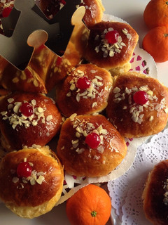 Una foto de Roscón de Reyes relleno de crema de mandarina