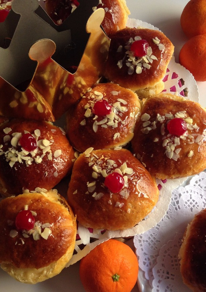 Una foto de Roscón de Reyes relleno de crema de mandarina