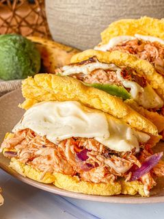 Una foto de Arepas con pollo mechado