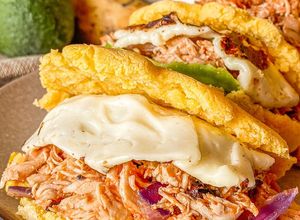 Foto principal de Arepas con pollo mechado