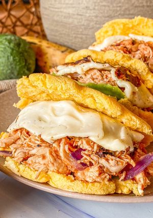 Una foto de Arepas con pollo mechado