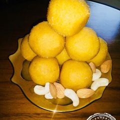 Besan ladoo A picture of Besan ladoo.