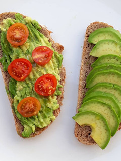 Una foto de Tostadas integrales con aguacate