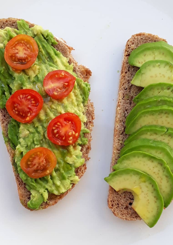 Una foto de Tostadas integrales con aguacate