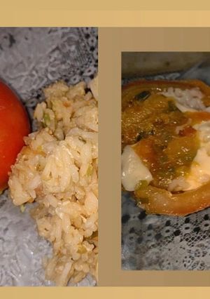 Una foto de Tomate relleno arroz queso y huevo con salsa de soja