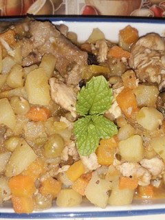 Una foto de Guiso de pollo y cerdo 🍲