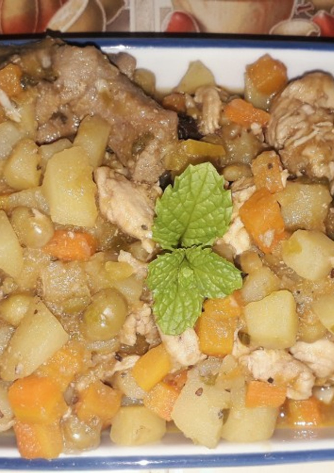 Una foto de Guiso de pollo y cerdo 🍲